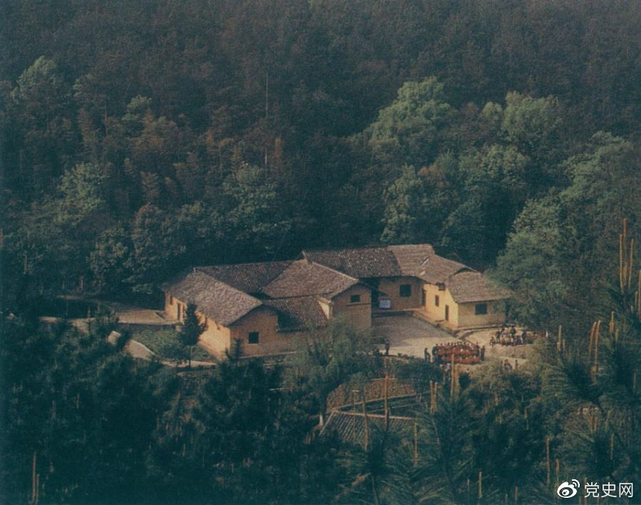 毛澤東故居——湖南省湘潭縣韶山?jīng)_上屋場(chǎng)。1893年12月26日，毛澤東在這里誕生。