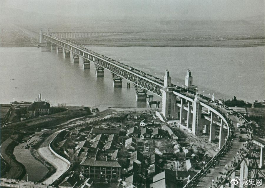 1968年12月29日， 南京長(zhǎng)江大橋全面建成通車。這是當(dāng)時(shí)中國(guó)自行設(shè)計(jì)建造的最大的鐵路、公路兩用橋。